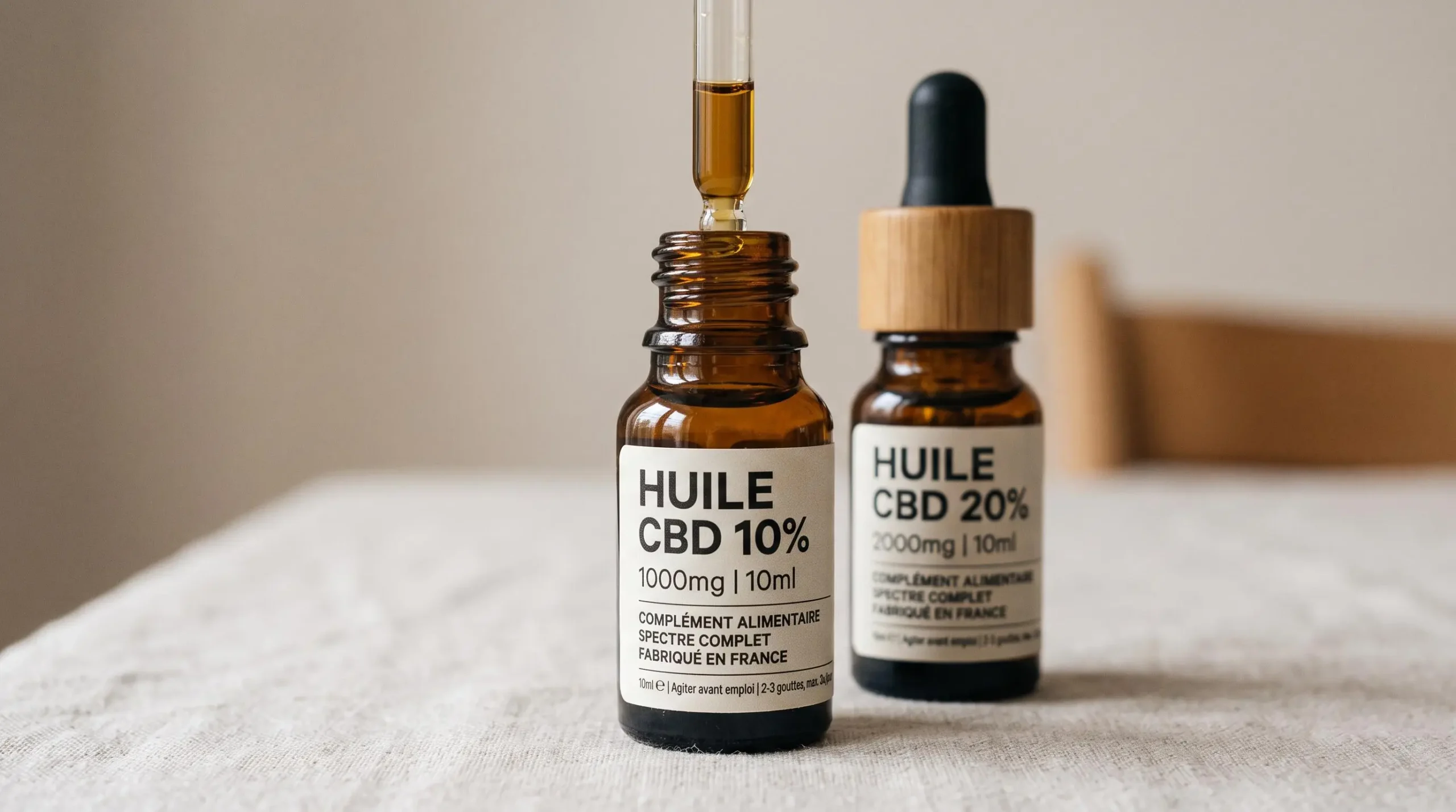 Gros plan sur des étiquettes de flacons d'huile de CBD affichant différents pourcentages de concentration